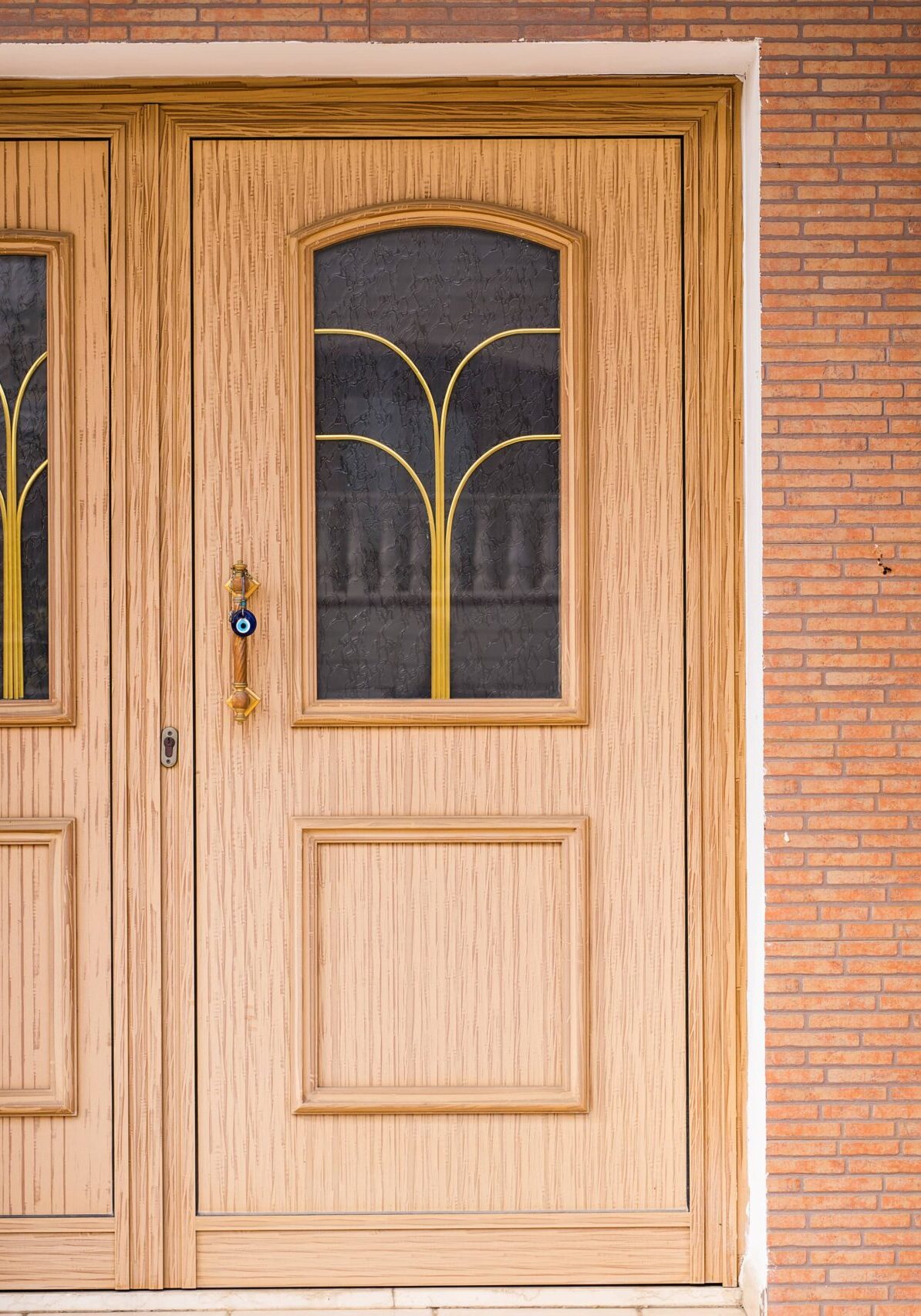 wooden-front-door-of-a-home-PKHAWWU